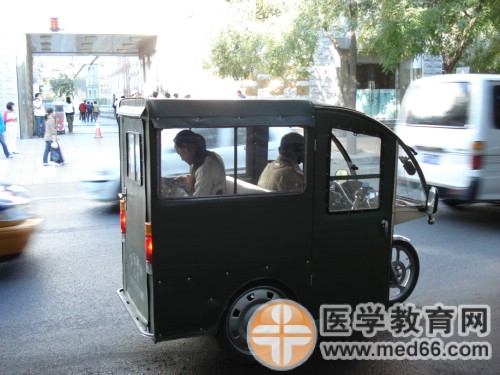 2009年執(zhí)業(yè)藥師考試考點趣聞——坐三輪車來考試的考生