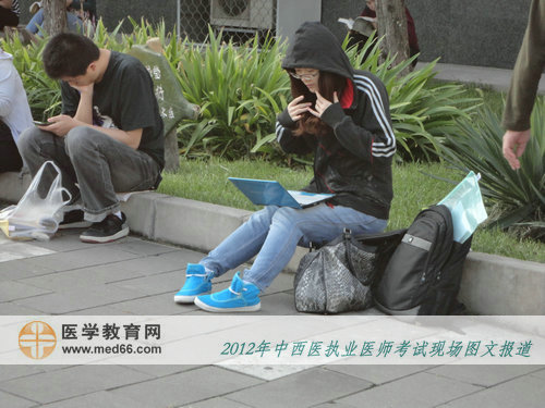 還有點(diǎn)時(shí)間，拿出我心愛的筆記本再看看，今年中西醫(yī)執(zhí)業(yè)醫(yī)師順利考試！