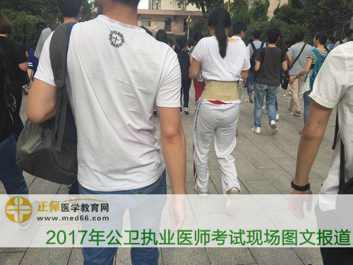 眾多準(zhǔn)備參加公衛(wèi)執(zhí)業(yè)醫(yī)師考試考生走向考場(chǎng)