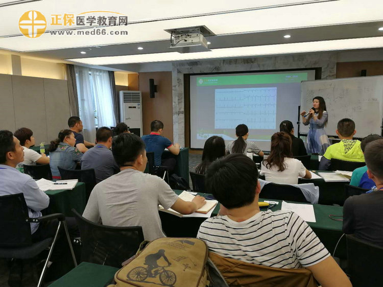 醫(yī)學教育網(wǎng)鴻雁老師親臨授課，中西醫(yī)醫(yī)師技能密訓班學員認真聽講