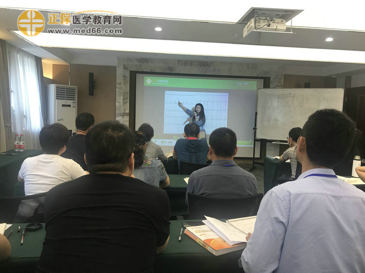 醫(yī)學教育網(wǎng)鴻雁老師親臨授課，中西醫(yī)醫(yī)師技能密訓班學員認真聽講