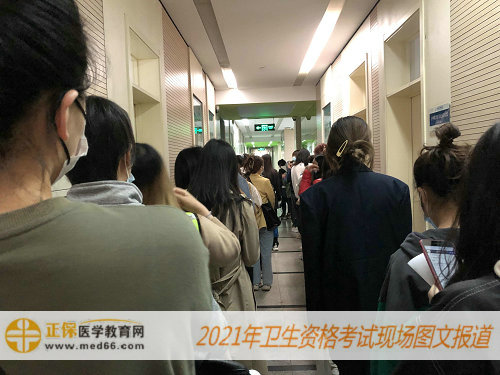 2021年衛(wèi)生資格考試現(xiàn)場報道——等待老師核驗每個人情況，進入教室