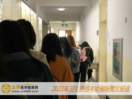 2021年衛(wèi)生資格考試現(xiàn)場報道——等待老師核驗每個人情況，進入教室