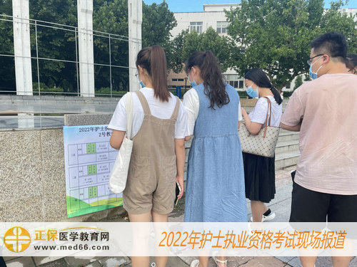 2022年護(hù)士考試場考生在查看考場分布指示圖